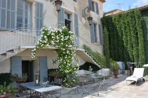 Chateauneuf-de-Gadagne Bed & Breakfast | Le Petit Chateau