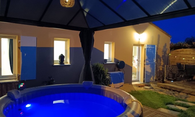Echire House | Le Petit Marais – Relaxation for Families with Jacuzzi, Garden, and Air Conditioning