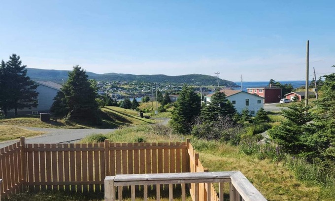 Pouch Cove House | Le Petit Pouch Cove, cute 3 Bed house with ocean views, 15 mins from St John's!