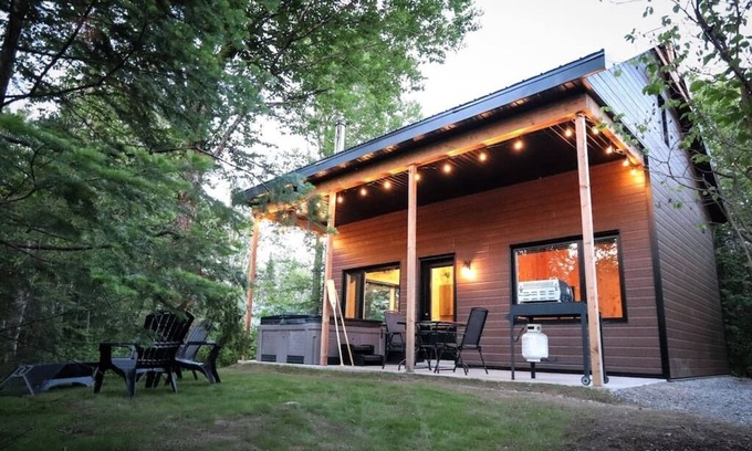 Shannon Apartment | Le Pic-Bois - Waterfront Chalet with Spa