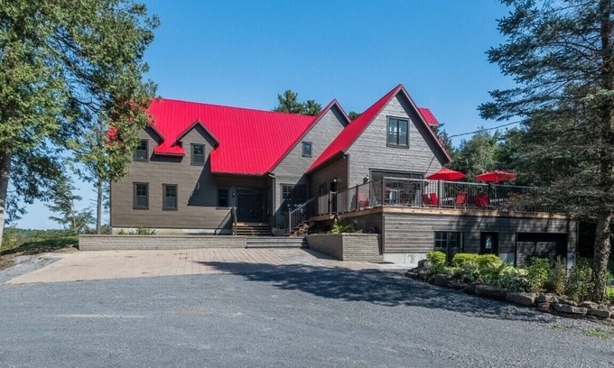 St-Bernard-de-Lacolle Ski Chalet | Le Relais International - Chalet for large Group, 7 bedrooms, pool table, Golf