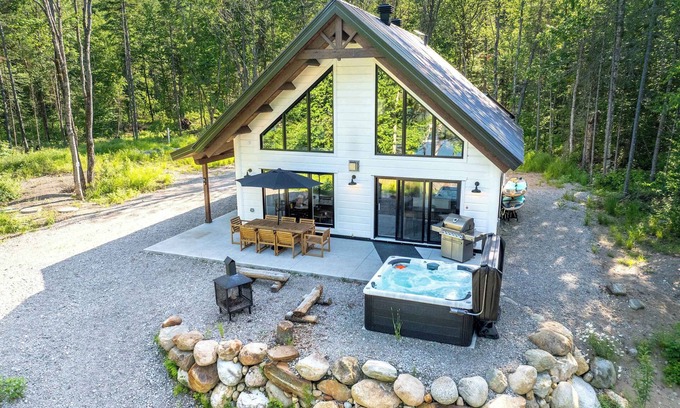 Mauricie Ski Chalet | Le Stuga - Spa, Steam room and Lake