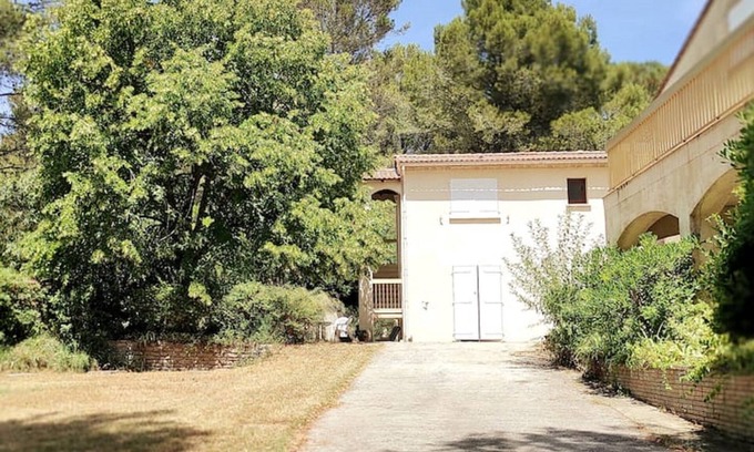 Les 3 Ponts Apartment | LE TITUS: Quiet & popular place; Swimming pool, scrubland, Provence.