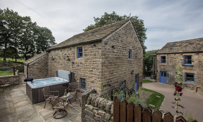 Millhouse Green Cottage | Leapings Cottage - sleeps 12 guests in 6 bedrooms