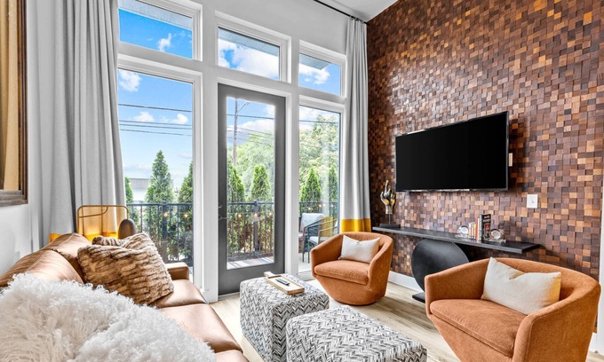 South Nashville Condo | Legacy at Neo ~ Luxury and Location ~ Near Broadway ~ Short Walk to Downtown ~ Elevator ~ Parking
