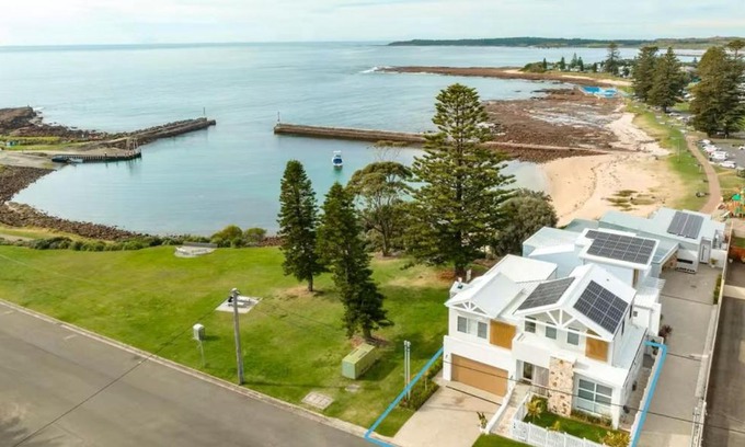 Shellharbour House | LegaSea Lodge - Pet Friendly Beachfront Plunge Pool
