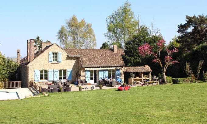 Jambville House | Legcity: Large property with swimming pool and BBQ 45 minutes from the center of Paris
