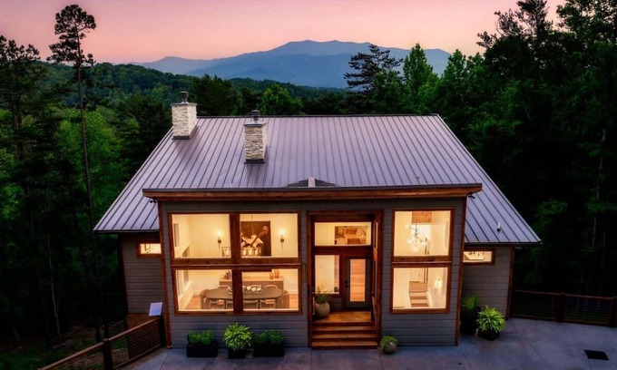 Gatlinburg - Pigeon Forge Cabin | Legend - Cabin for 22 with Pool & Sports Simulator