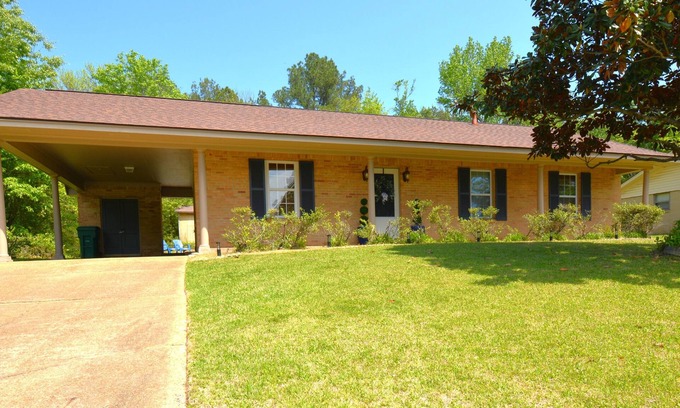 Tupelo House | Leighton Rambler! In town close to restaurants, shopping, and parks.