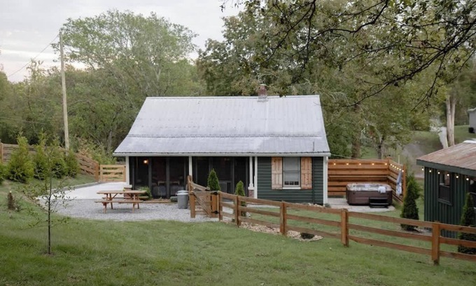 Leipers Fork House | Leipers Fork Village Bungalow w/Hot Tub & Firepit