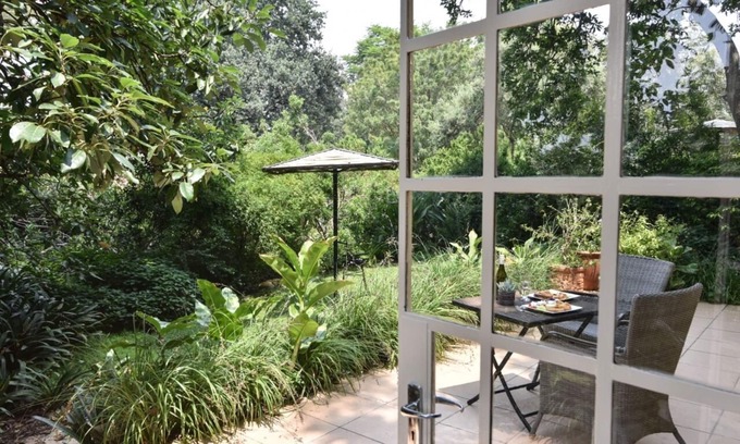 Muldersdrift House | Lemon Thorn Cottage for 2 people with wonderful private terrace in garden!