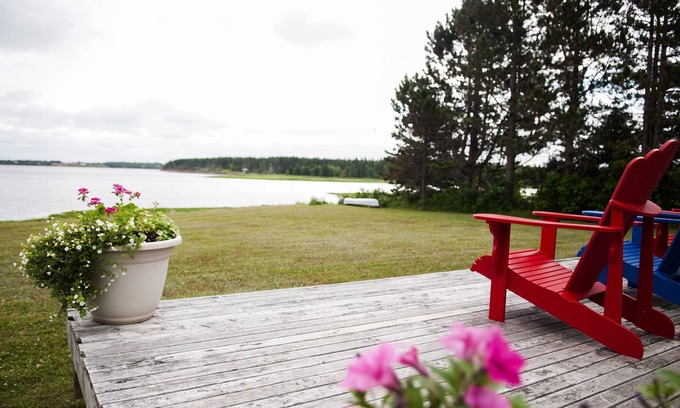 Brackley Beach Cottage | Lenrose Cottage. Waterfront in Brackley Beach. Close to National Park Beaches