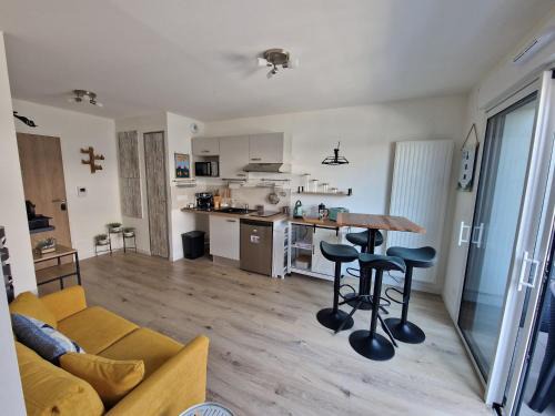 Puilboreau Apartment | Les Carrelets - Jardin d'Hiver- WIFI-TERRASSE-PAKING