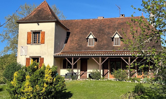 Calvignac House | Les Costes, Calvignac. Large house with pool. Close to the river.