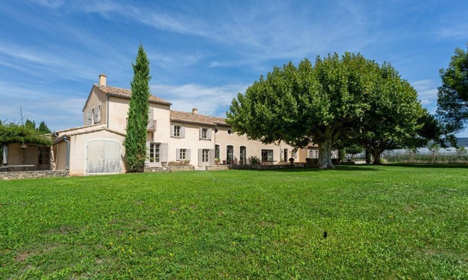 L'Isle-sur-la-Sorgue Villa | Les Deux Mas - Eight Bedroom Villa, Sleeps 16