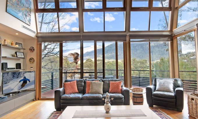 Lake Crackenback Ski Chalet | Les Perrieres Chalet - Spacious 2BR Chalet l Gym l Indoor Pool l Tennis l WiFi l BBQ