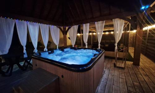 Les Breviaires House | Les Trois Palmiers - Jardin, Jacuzzi privatifs