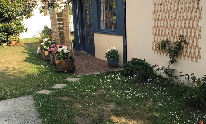 Ouistreham House | Let's rent a charming annex in our garden, 200m from the beach, shops, thalasso.