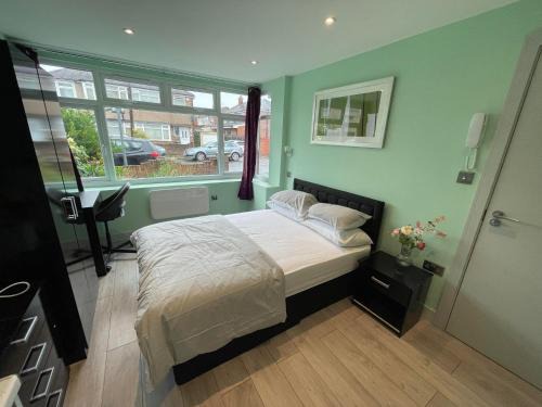 Pinkwell House | Letzi Ensuite, 15 Min to Heathrow, Fast WiFi