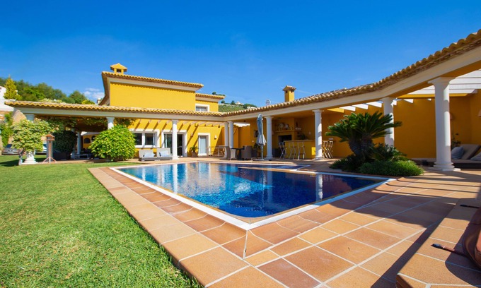 Empedrola Villa | Lg Luxury 5 Bed Private Villa w/Lawned Garden & Pool w/Sea-Mountain Views