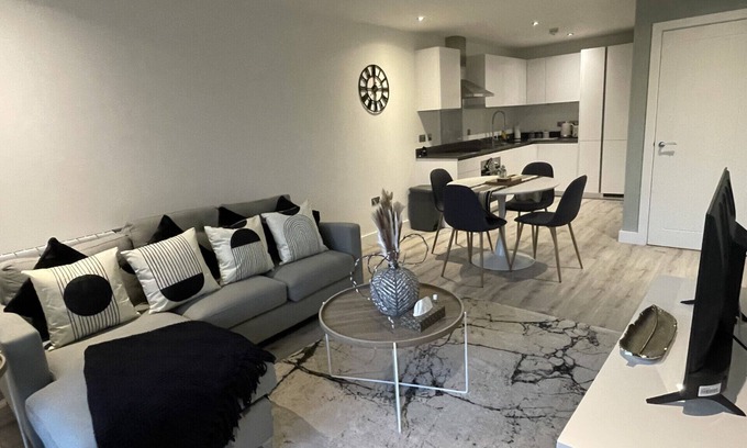 Lichfield Apartment | Lichfield City Centre Modern Vibrant Apartment - The Old Picture House