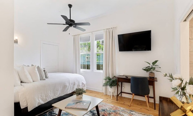 Westside Apartment | Light & Airy Downtown Executive Rental