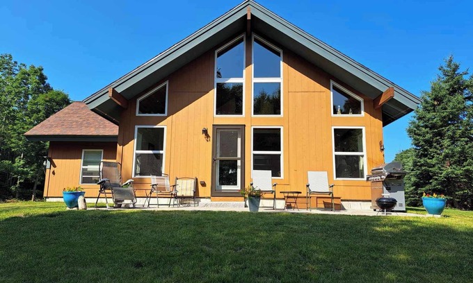 Lubec House | Light and Bright Lubec Retreat. Feast on locally caught lobster and clams!