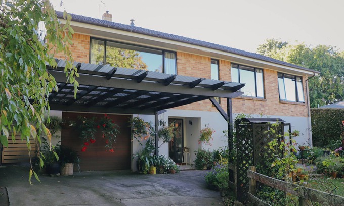 Claudelands House | Light filled upstairs home minutes from central Hamilton