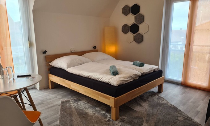 Waldbuttelbrunn Bed & Breakfast | Light-flooded guest room - Mainwiesen