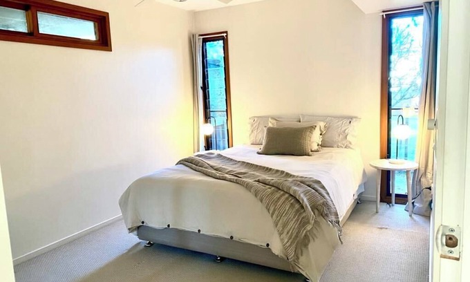 Mullumbimby Apartment | Like new, lovely Apartment.Plenty of light and walk to Town.