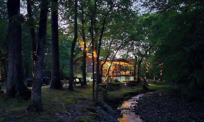 Caddo Gap Cabin | Lil' Rustic Retreat w/Hot Tub Near Little Missouri Falls and Caddo River