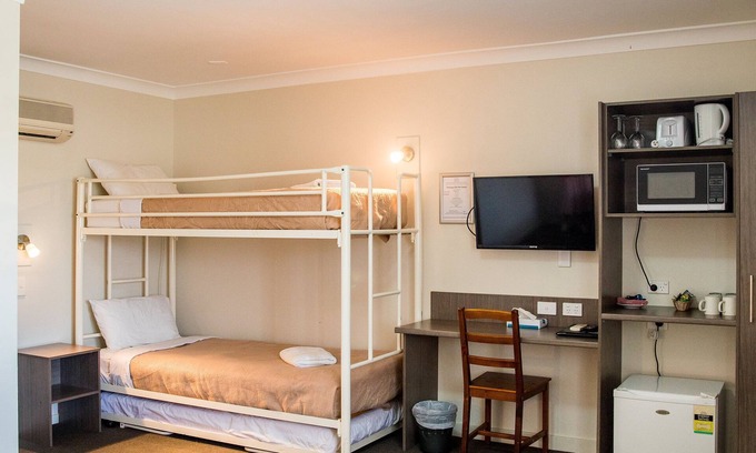 Goulburn Bed & Breakfast | Lilac City Motor Inn 1 Room Family 26