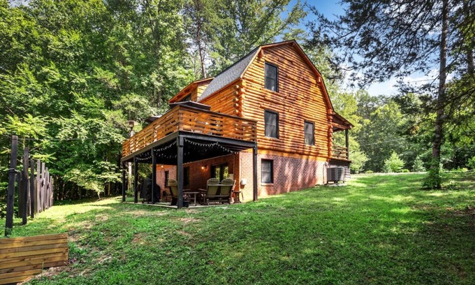 Macon Cabin | Lilla’s Cozy Cabin: Where Comfort Meets Fun!