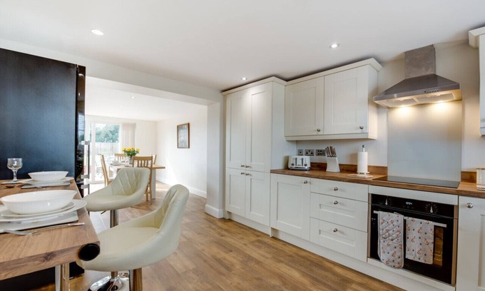 Stanfield House | Lillie Cottage - Two Bedroom House, Sleeps 4