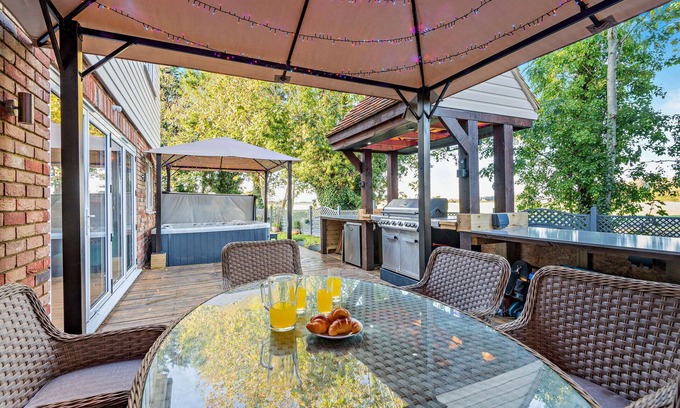 Romney Marsh House | Lillie House - Five Bedroom House, Sleeps 12