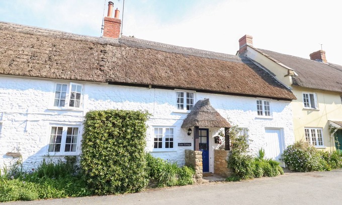 Burton Bradstock Cottage | LIME COTTAGE, character holiday cottage in Burton Bradstock