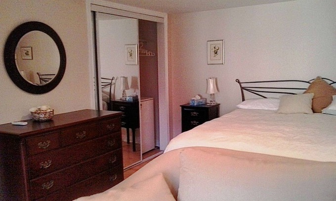 New London House | Linden Homestead: Modern Queen Bed B&B suite in Century Farm House
