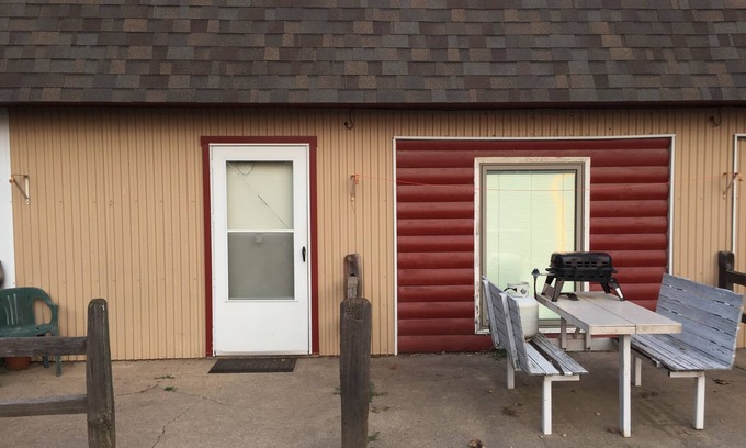 Hutchinson Apartment | "Line Shack" of the PondaRosa Inn Duplex & water park
