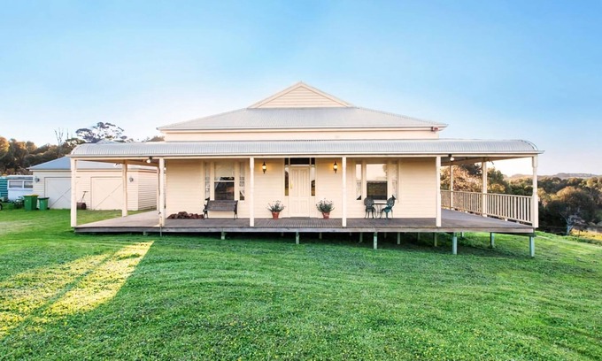 Allansford House | Linen, WiFi, Family Homestead, Wood Fireplace, River, Deck