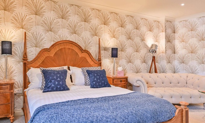 Torquay Cottage | Lisburne Place Luxury Town House - sleeps up to 6 in three bedrooms. Two bathrooms.