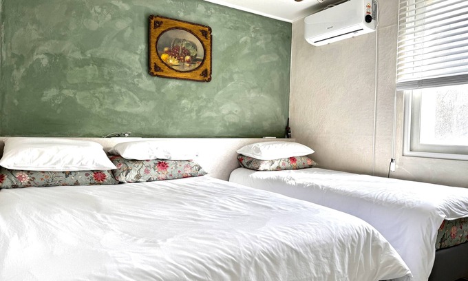 Sinsu-dong Apartment | Literally 1 minute to the subway. Perfect for a family of 5.