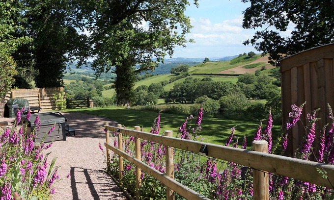 Llanfyllin House | Little Acorn - 5* Cyfie Farm, Luxury Shepherds Hut /Lodge with private hot tub.