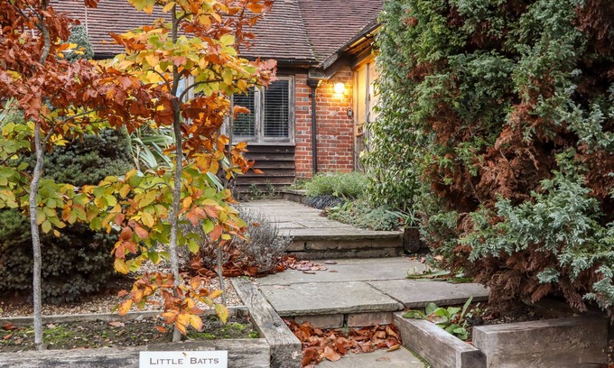 Chiddingstone Hoath House | LITTLE BATTS, pet friendly, character holiday cottage in Markbeech