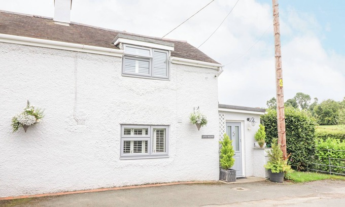 Gobowen Cottage | LITTLE BEECHES, family friendly, with a garden in Hengoed