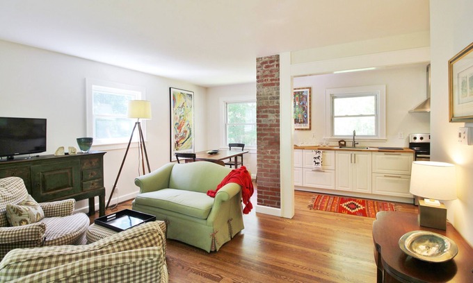 Lynn House | LITTLE CAMP BUNGALOW