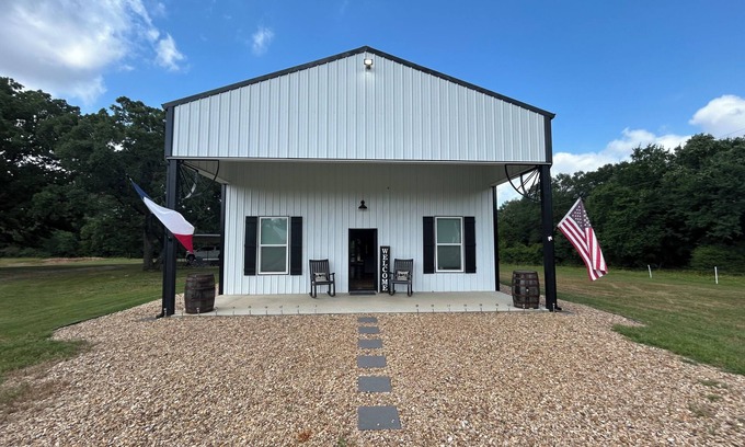 Hearne House | Little House on the Creek- 15 min from The Franklin Ranch 30 min from Kyle Field