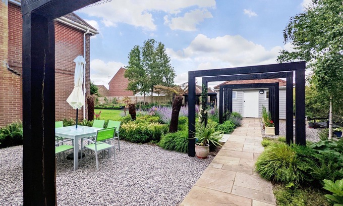 Tangmere Cottage | Little Maplewood, Tangmere - sleeps 2 guests in 1 bedroom