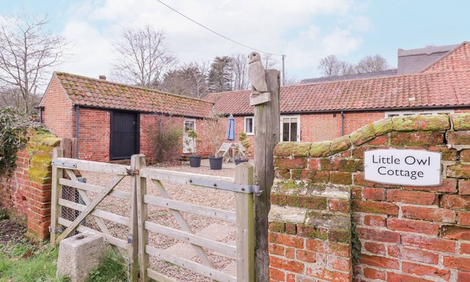 Dunwich Cottage | LITTLE OWL COTTAGE, pet friendly, with a garden in Westleton