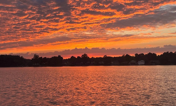Howe House | Live & Love Life on the Lake at Sunset Peak!