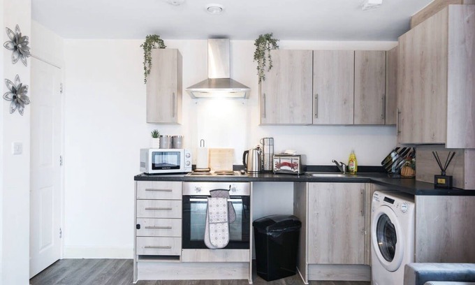 George Green Apartment | Livestay Modern Spacious 2 Bed 2 Bath Apartment